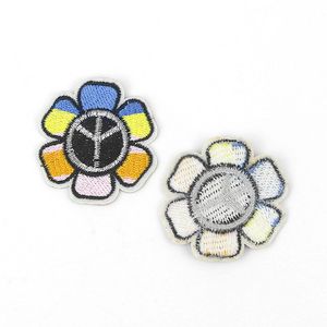 Insigne de broderie complet personnalisé du fabricant Offre Spéciale cousu <span class=keywords><strong>sur</strong></span> des patchs brodés pour jeans - Product Image 1