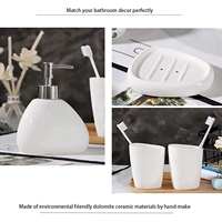 Ensemble de salle de bain 5 pièces en céramique Dolomite blanche CF avec distributeur de savon à pompe argenté, gobelet incliné pour brosses à dents, double gobelet et porte-savon drainant
