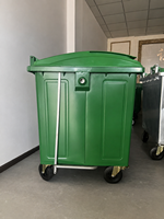 Poubelle à pédale 660L/1100L avec corps en acier galvanisé et couvercle en plastique sur 4 roulettes pour la collecte des déchets municipaux en extérieur