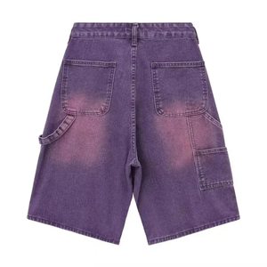 Pantalones cortos de mezclilla cargo de cintura alta para hombre, con remaches y detalles de parches, estilo desgastado, corte holgado, para verano, casual, streetwear, negro y morado. - Product Image 3