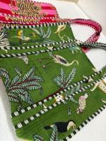 Sac fourre-tout en coton 100% fait main par Conifer, matelassé Kantha, fabriqué à partir de tissu de sari recyclé, imprimés géométriques, poignées en ruban long.