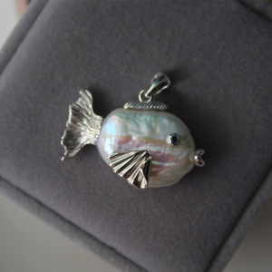 Collier pendentif en perle d'<span class=keywords><strong>eau</strong></span> <span class=keywords><strong>douce</strong></span> naturelle baroque plaqué or 18 carats avec <span class=keywords><strong>poisson</strong></span>-clown et <span class=keywords><strong>poisson</strong></span> <span class=keywords><strong>rouge</strong></span>, collection animaux marins pour femmes - Product Image 3
