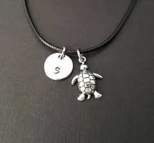 Vendita calda braccialetto di cuoio liscio creativo personalizzato inciso lettera modello di tartaruga circolare braccialetto pendente per donna uomo