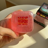Cube anti-stress translucide à texture gelée, avec paillettes colorées à l'intérieur, déformable et agréable à saisir pour soulager le stress.