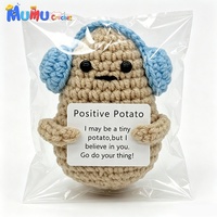Vente en gros de jouets d'accompagnement émotionnel en crochet faits main personnalisés, en forme de pomme de terre positive bleue, avec écouteurs et bouche plate, pour cadeaux en gros