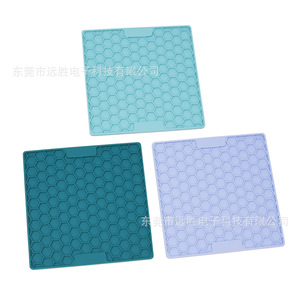 Alfombrilla de silicona para lamer Spot Pet, 200x200mm, de calidad alimentaria, para alimentación lenta de gatos y perros, diseño de rejilla cuadrada - Product Image 5