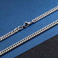 Nouveau Collier Hip-Hop pour Homme en Acier Inoxydable Poli Géométrique Multi-tailles avec Fermoir Mousqueton – Accessoire Tendance et Unique MGBC1204