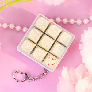 أزرار بلاستيكية مضيئة بتصميم أنيمي مخصص مطبوعة بالأشعة فوق البنفسجية، حلقة مفاتيح فيدجيت كليكير، هدايا ترويجية - Product Image 1