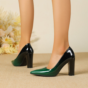 Escarpins élégants pour femmes à bout pointu, à enfiler, en cuir verni dégradé rouge-noir, avec talon bloc épais classique - Product Image 2
