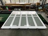 Prix de gros Porte de garage sectionnelle électrique à cadre en aluminium blanc à panneaux en verre trempé
