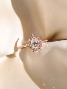 แหวนเพชรทรงลูกแพร์เจียระไนแบบบริลเลียนท์ เพชรเลี้ยงในห้องปฏิบัติการ ทอง 14K ตัวเรือนแบบหนามเตย รับรองโดย IGI คุณภาพสูง ทันสมัย ยั่งยืน - Product Image 2