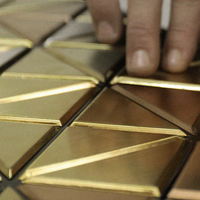 Credenze di Design Moderno per Soggiorno, Lussuose e Contemporanee, con Design Triangolare e Base in Ottone Spazzolato, a Doppio Lato con Vani Portaoggetti