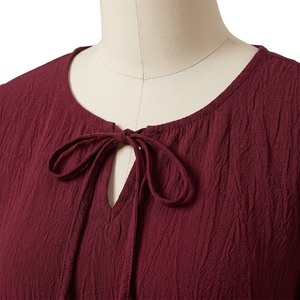 เสื้อชีฟองสีแดงเบอร์กันดีสำหรับผู้หญิง พร้อมโบว์ผูกด้านหน้า แขนทรงบอลลูน ทรงหลวม คอทรงโอ เสื้อลำลอง - Product Image 4