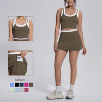 Ensemble Athlétique Personnalisé pour Femme : Débardeur Court Rembourré à Col Carré et Jupe de Tennis avec Short Intégré – Plusieurs Couleurs, Idéal pour l'Entraînement et le Sport