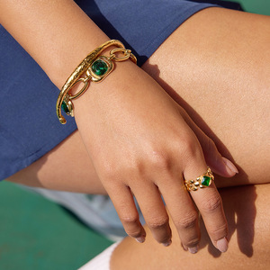 Pulsera de cristal geométrica en tono dorado con engaste de diamantes de imitación verdes, joyería de uso diario para mujer - Product Image 3