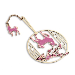 บุ๊คมาร์คโลหะสไตล์ชาติพันธุ์สีทองพร้อมโซ่และจี้  แกะสลักโลโก้พิมพ์ UV CMYK ตามสั่ง - Product Image 6