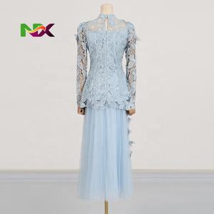 <span class=keywords><strong>Conjunto</strong></span> de <span class=keywords><strong>Dos</strong></span> <span class=keywords><strong>Piezas</strong></span> para <span class=keywords><strong>Mujer</strong></span>: Top de Encaje Sólido con Bordado y Falda Maxi de Malla con Botones - Product Image 3