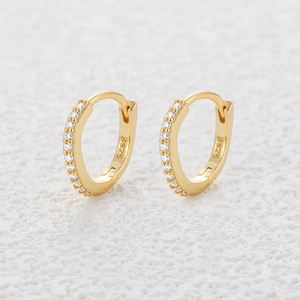 CANNER Pendientes de Aro Huggie Clásicos de Plata de Ley S925 con Moissanita Ondulada Curva Chapada en Oro de 18k, Sencillos y Versátiles - Product Image 1