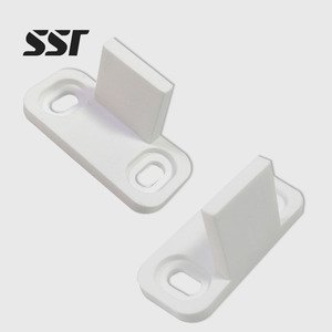 Guía de suelo moderna para puerta corredera tipo granero, rodillo inferior ajustable antivuelco, accesorio de ferretería para muebles con instalación por tornillo - Product Image 1