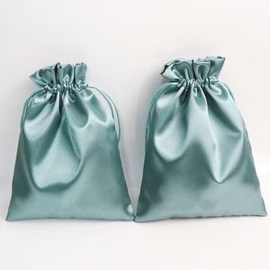 Bolsas de Embalaje para Pelucas al por Mayor, Bolsa de Satén de Lujo con Cordón y Logotipo Metálico Dorado para Ropa - Product Image 3