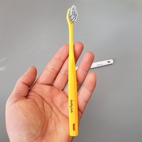 Brosse à dents élégante de forme géométrique à poils en spirale doux de couleur bonbon avec tête de brosse en diamant