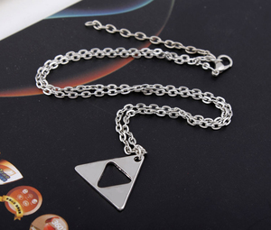 Collar con colgante Triforce de metal para mujer, estilo minimalista, geométrico - Product Image 3