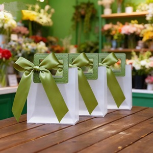 Bolsa de Regalo Transparente Esmerilada con Asa Resistente para Bodas, Cumpleaños, Navidad, Impresión de Logotipo - Product Image 3