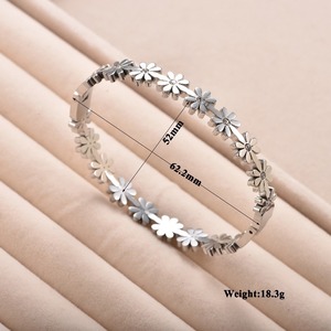 Bracelet en acier inoxydable motif marguerite mignon, plaqué or rose/or/argent, avec zircone cubique, étanche et inaltérable, idéal comme cadeau - Product Image 6