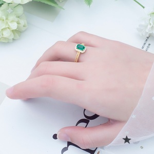 Bague halo en or jaune 18 carats avec émeraude de laboratoire taille émeraude de 1 à 1,5 carat, par Messi Jewelry - Product Image 6