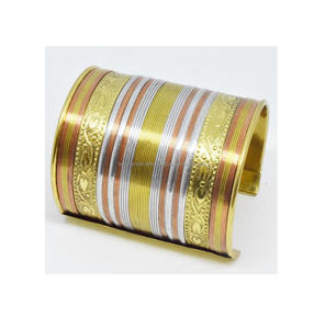 Manchette vintage de Noël en laiton massif 2024, bijoux pour femme, design grille en laiton lourd, bijoux imprimés pour l'hiver - Product Image 3