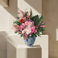 Arrangement de fleurs préservées de luxe dans un vase en porcelaine bleu et blanc, élégante rose éternelle rose pour la décoration de la maison