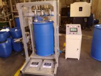 Détecteur de fuites automatique pour fûts à double anneau de 200L à grande ouverture en PEHD, testeur de fuites d'air pour fûts de 220L, machine de test de fuites pour conteneurs IBC de 1000L