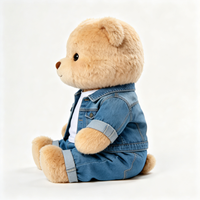 Ours en peluche doux et bouclé brun clair, style vintage, avec veste en jean délavé et pantalon en jean, jouet en peluche moelleux