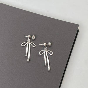 ต่างหูเม็ดเดี่ยวลูกปัดแฟชั่นเกาหลีหรูหราบุคลิกภาพสำหรับผู้หญิงติดโบว์งานแต่งงานแบบคลาสสิกของขวัญ - Product Image 4