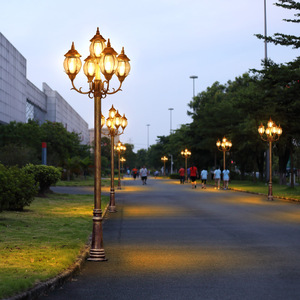Lampadaire de jardin extérieur en fer avec abat-jour en verre LED, lumière blanc chaud 2700K, IP66, ampoule A19 non amovible, détecteur de mouvement, alimenté par énergie solaire - Product Image 2