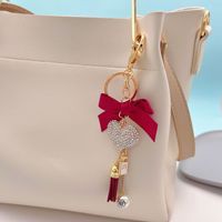 Porte-clés personnalisé en alliage avec strass et cœur, motif nœud papillon féminin, idéal pour décorer sacs et accessoires suspendus