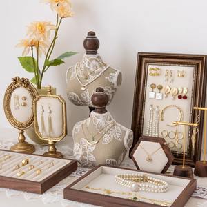 Support <span class=keywords><strong>de</strong></span> présentation <span class=keywords><strong>de</strong></span> bijoux en bois <span class=keywords><strong>de</strong></span> <span class=keywords><strong>voiture</strong></span> vintage brodé, mannequin demi-corps, support pour collier, porte-boucles d'oreilles, plateau pour bagues, présentoir <span class=keywords><strong>de</strong></span> <span class=keywords><strong>comptoir</strong></span> pour bijoux - Product Image 1