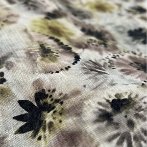 ผ้าวิสโคสเครปพิมพ์ลายดิจิทัลสีเข้มคุณภาพดีเยี่ยม เนื้อผ้านุ่มพลิ้วสวย เหมาะสำหรับใส่ในช่วงฤดูร้อน - Product Image 2