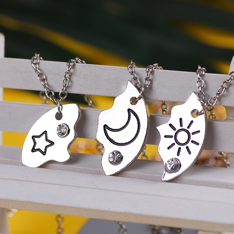 Pendentif maçonnique avec équerre et compas