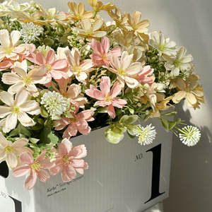 Bouquet de marguerites artificielles en soie pour la décoration de la maison, les mariages et les événements extérieurs – Composition de 5 tiges et 10 têtes de chrysanthèmes papillon - Product Image 3