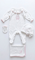 Ensemble de vêtements pour nouveau-né en coton Pima, broderie, vêtements pour bébé nouveau-né, chapeau assorti à volants, bavoir et barboteuse