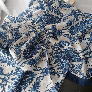 Nouveau châle en polyester à imprimé numérique version coréenne pour femme, style sophistiqué, 70 cm, polyvalent, décontracté, carré, pour voyage, photo, décoratif, vente en gros - Product Image 3