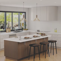 Meuble de cuisine Lesso Home sur mesure en chêne blanc style Shaker, armoire de cuisine laquée en forme de L, ensemble d'îlots de cuisine modernes pour villa