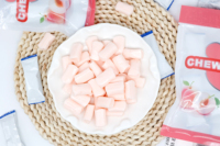 Op maat gemaakte OEM fruitmelk snoepjes zure gummy pectine sap snoepjes gemengde zachte kauwgom bulk groothandel korting los