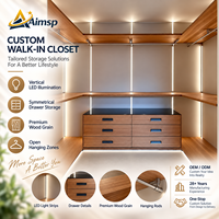 Dressing vertical éclairé par LED de qualité hôtelière avec tiroirs symétriques et finition bois premium pour suite d'hôtel