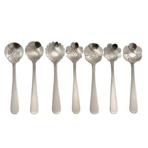 Ensemble de petites cuillères en acier inoxydable de style fleur créatif et mignon, cuillère à dessert, cuillère à gâteau, cuillère à café pour <span class=keywords><strong>restaurant</strong></span>, hôtel, maison - Product Image 1