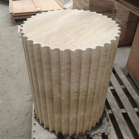 Table d'appoint ronde en travertin blanc beige naturel cannelé moderne, socle en pierre nervurée pour décoration intérieure de luxe