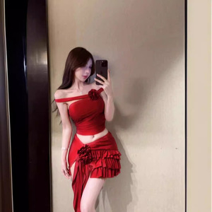 Haut court rouge asymétrique à volants et épaules dénudées, style 'Hot Girl Holiday', et jupe fleurie pour <span class=keywords><strong>femme</strong></span> - Product Image 3