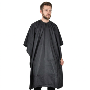 Cape de Barbier Série Elite en Polyester 50x56 Pouces Noir/Blanc avec Boutons Pression Métalliques Réglables – Capes Professionnelles pour Barbiers - Product Image 1