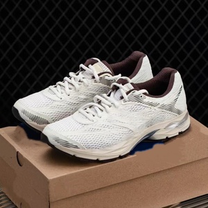 Tendance de la mode du printemps, chaussures de sport pour hommes avec propriétés antidérapantes et résistantes à l'usure, chaussures de football de couleur blanche - Product Image 1